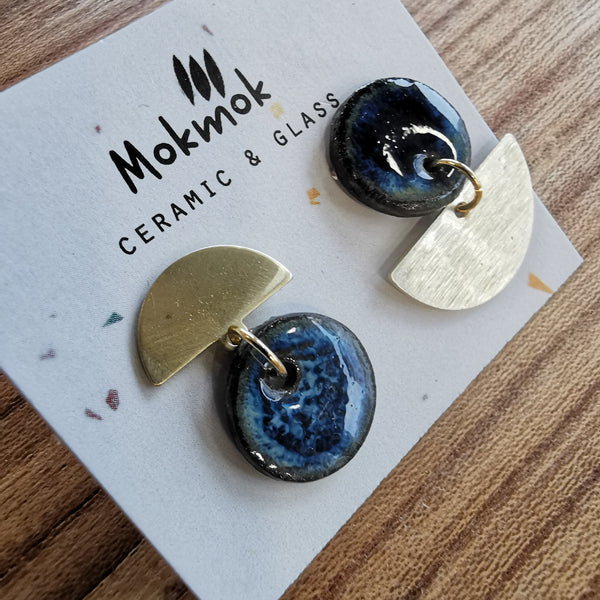 Boucles d'oreilles asymétriques bleues