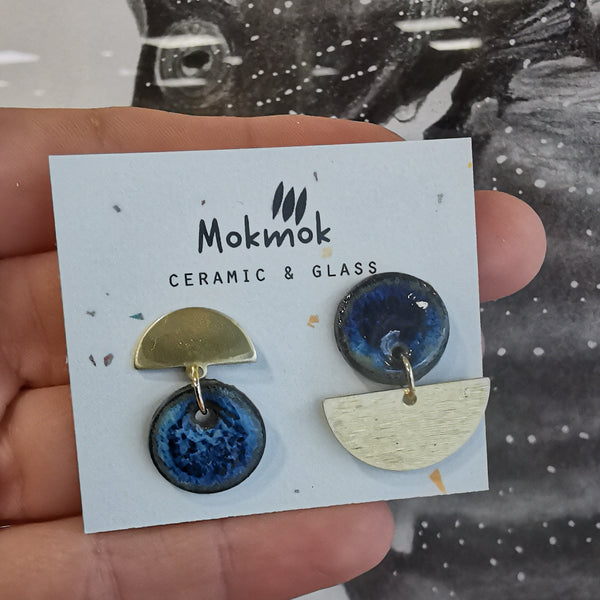 Boucles d'oreilles asymétriques bleues