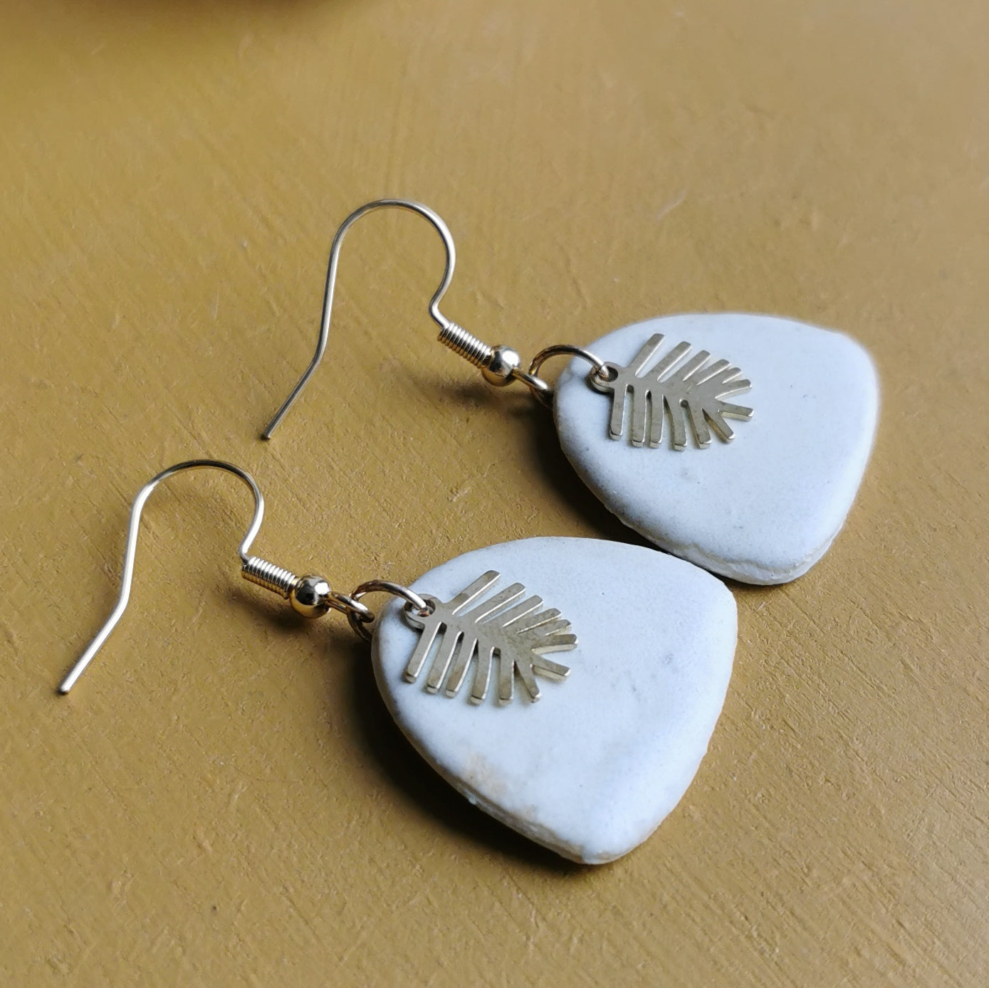 Boucles d'oreilles demi ovale blancs