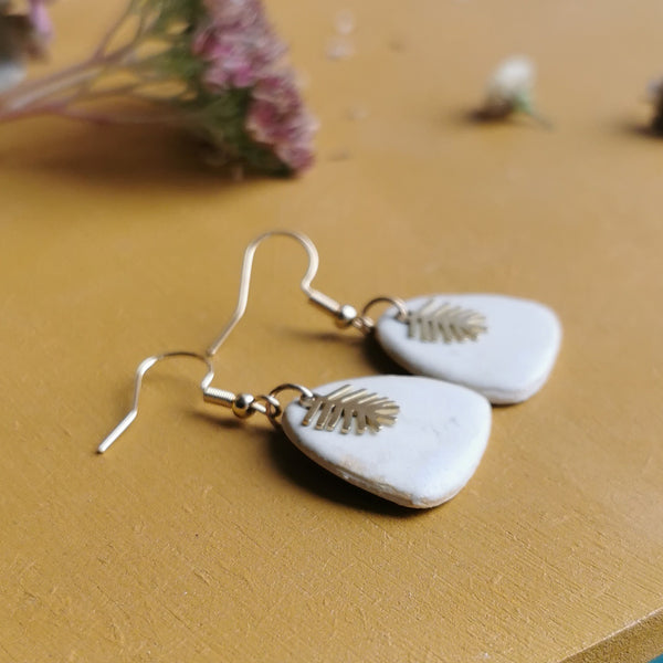 Boucles d'oreilles demi ovale blancs