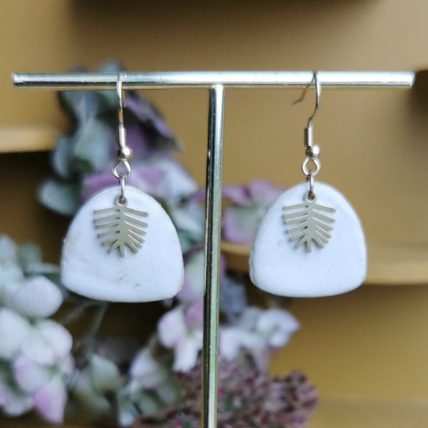 Boucles d'oreilles demi ovale blancs