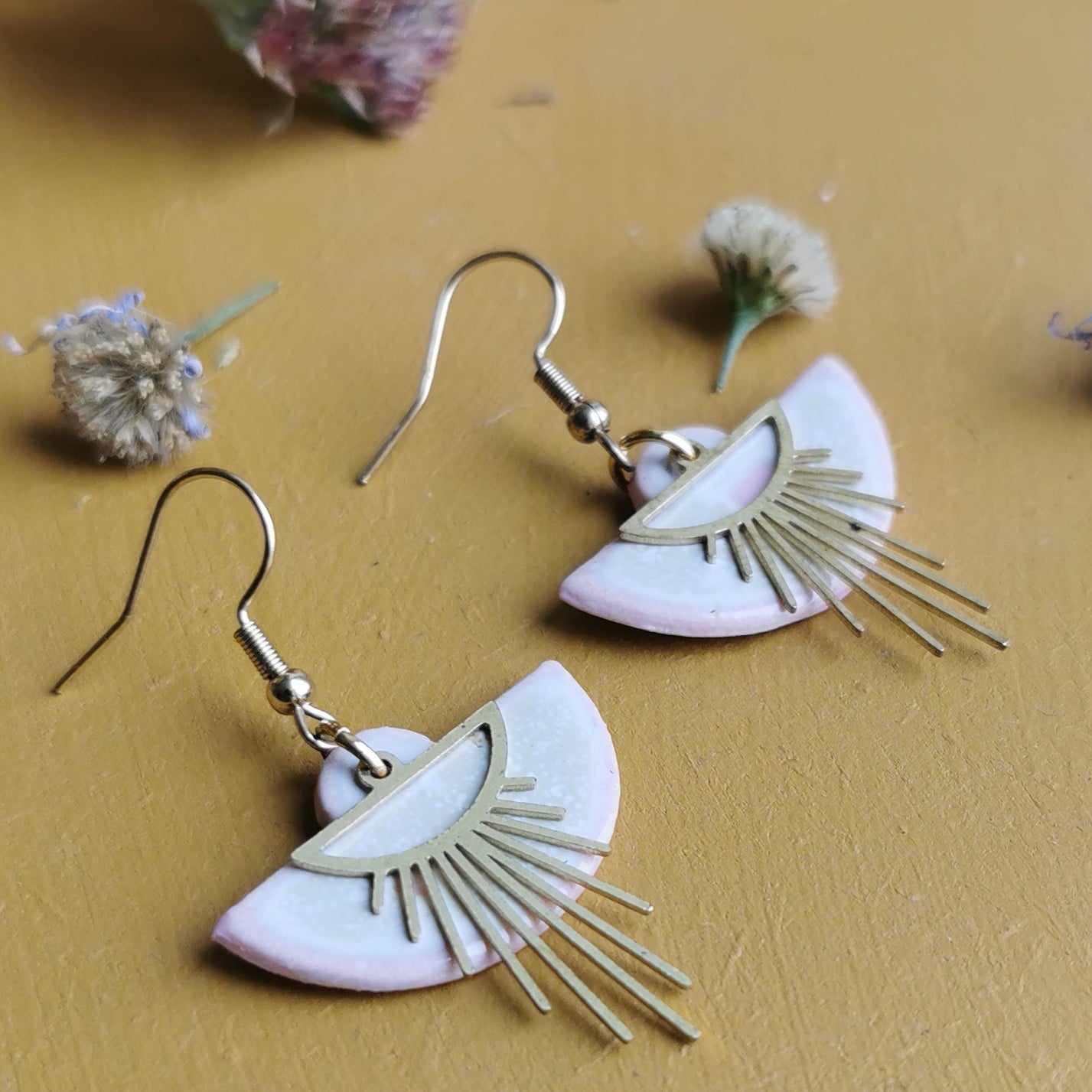 Boucles d'oreilles navettes blanches et roses