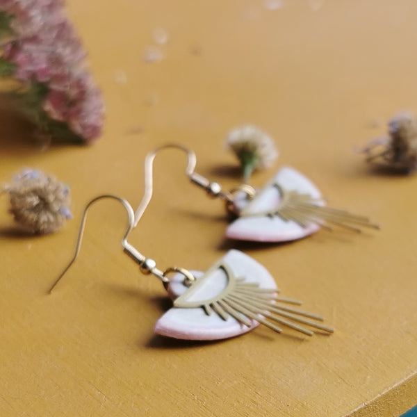 Boucles d'oreilles navettes blanches et roses